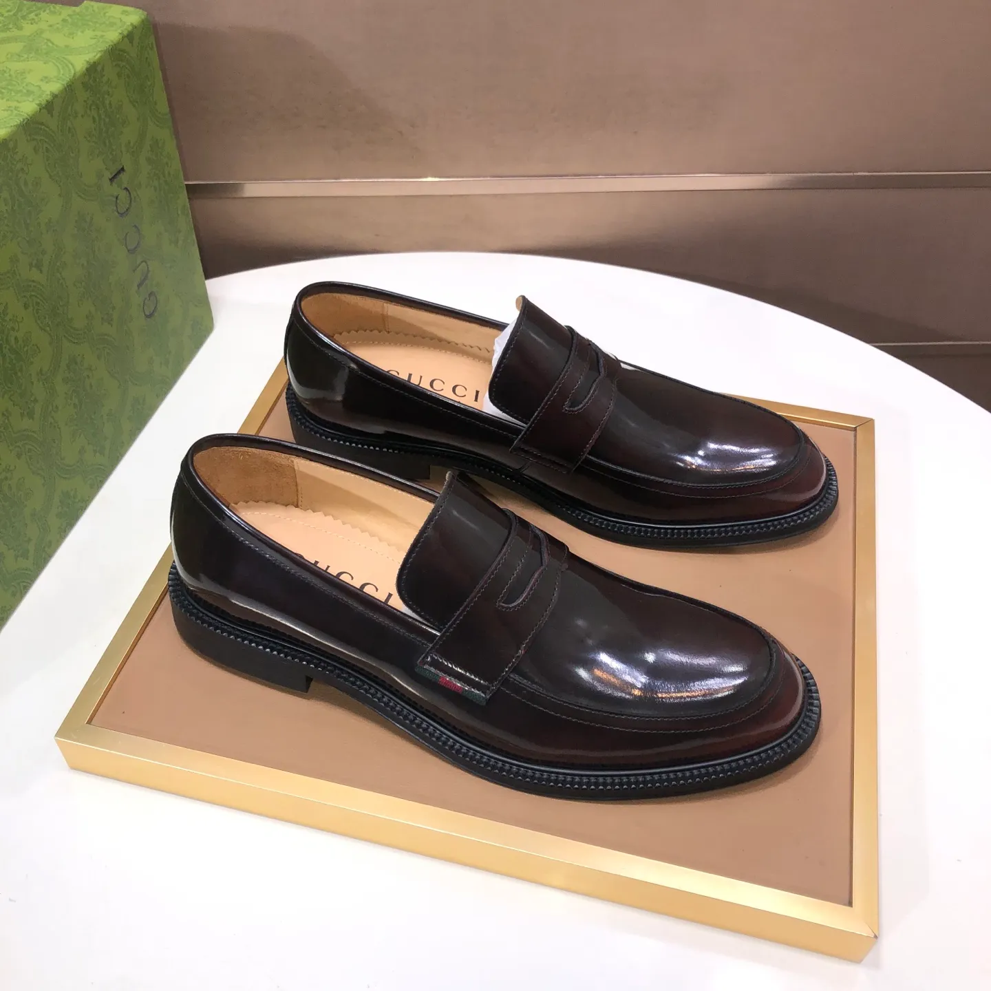 Factory batch 500💰Italy’s top luxury men’s shoe giant (GUCCI) (Gucci) (full cowhide lining) new arrival🍃Original European style🔰 Pleasant to the eye😍In order to make the shoes more durable and non-deformable🌀The production continues to follow traditional methods but there is still no lack of innovation💪The original sheepskin is selected for the leather♻️Smooth, natural and extra bright⭐Made of imported cowhide The rich man’s first choice 38-45 (45 customized)